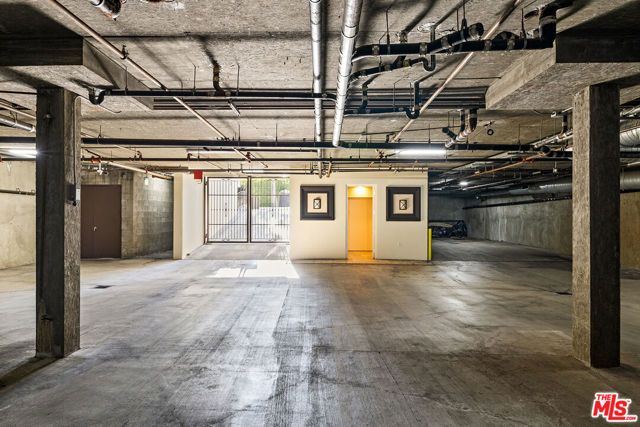 632 N Kings Road 101, West Hollywood, CA 90048