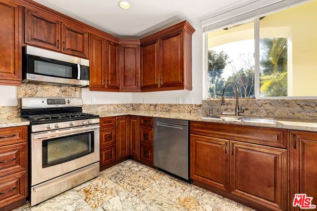 632 N Kings Road 101, West Hollywood, CA 90048