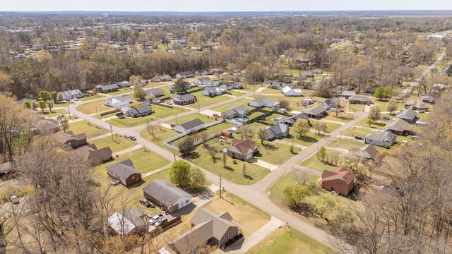 15 BLUEBELL CV, Savannah, TN 38372