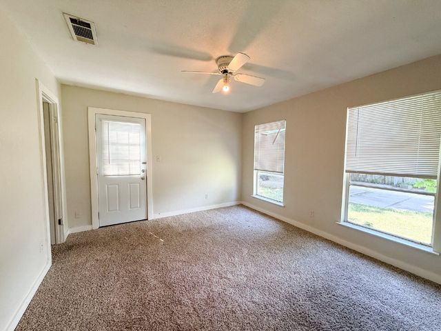 1705 N Robinson Street, Cleburne, TX 76031