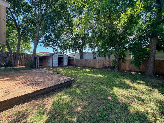 1705 N Robinson Street, Cleburne, TX 76031