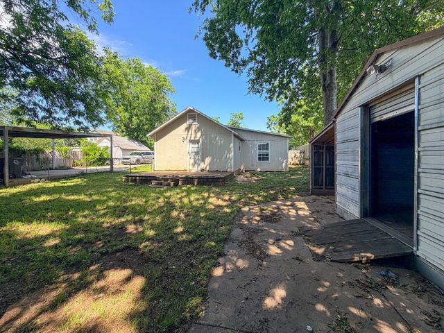 1705 N Robinson Street, Cleburne, TX 76031
