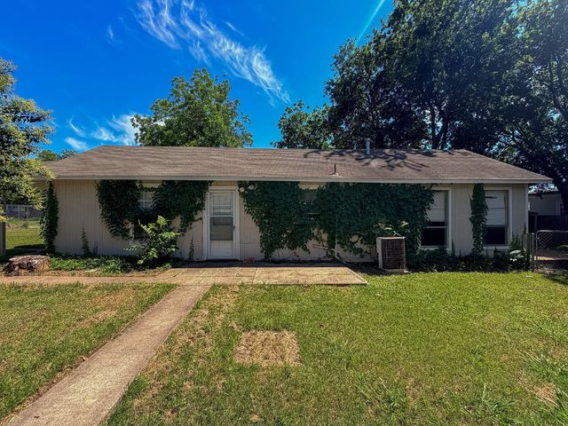1705 N Robinson Street, Cleburne, TX 76031