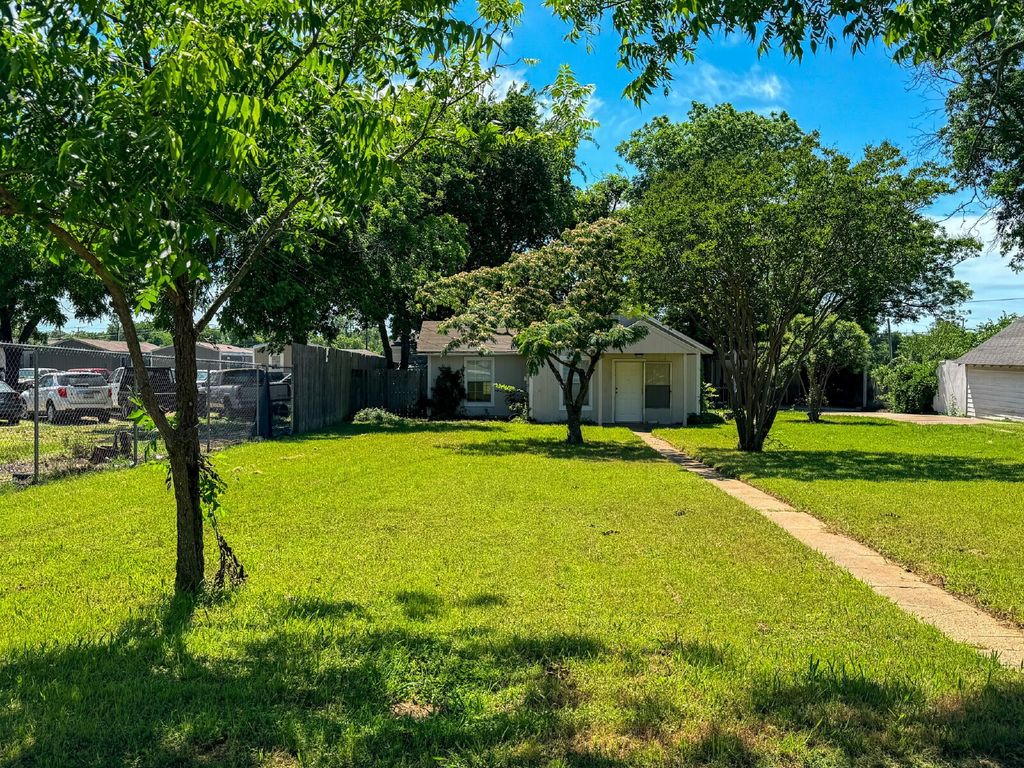1705 N Robinson Street, Cleburne, TX 76031