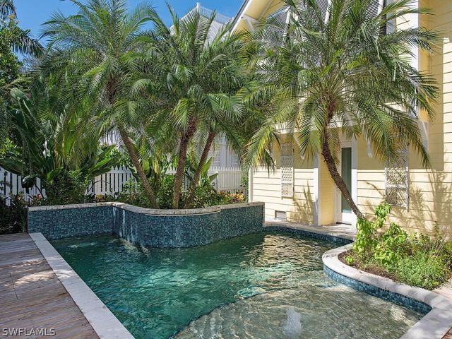 680 8th AVE S, Naples, FL 34102