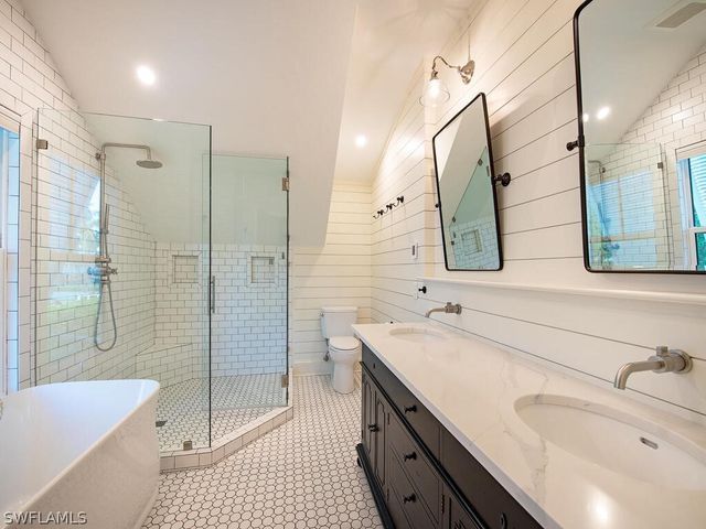 680 8th AVE S, Naples, FL 34102