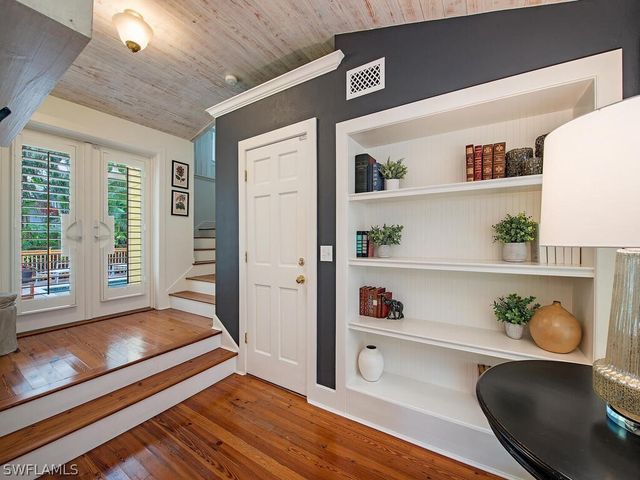 680 8th AVE S, Naples, FL 34102