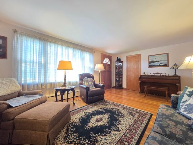 40 Brodeur Ave, Webster, MA 01570