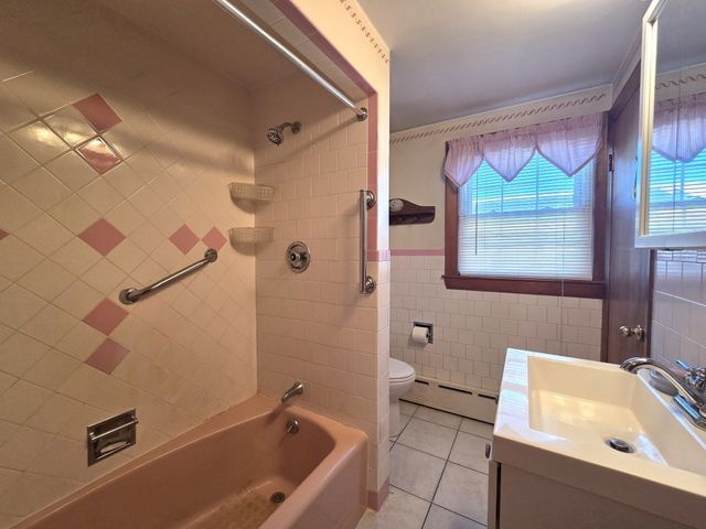 40 Brodeur Ave, Webster, MA 01570
