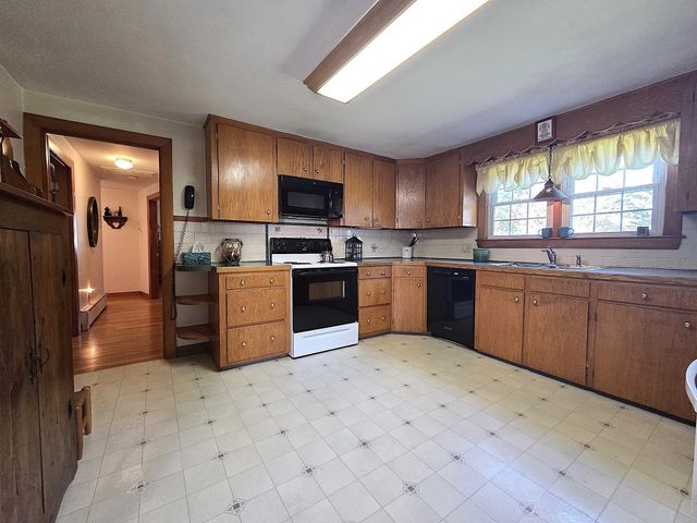 40 Brodeur Ave, Webster, MA 01570
