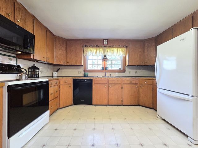 40 Brodeur Ave, Webster, MA 01570