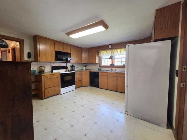 40 Brodeur Ave, Webster, MA 01570