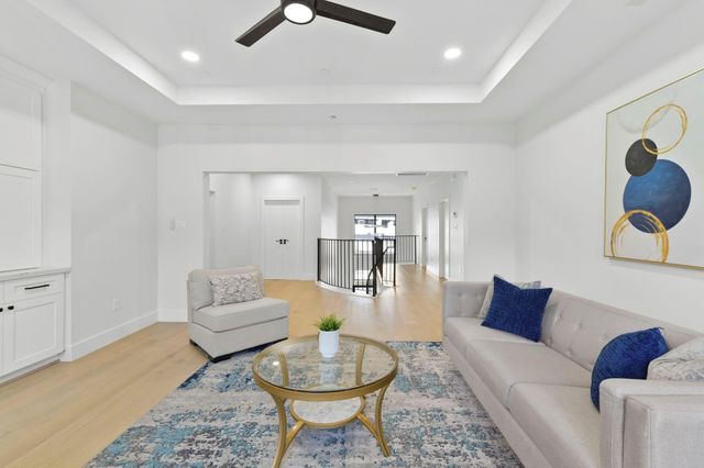 5115 Maple St, Houston, TX 77401