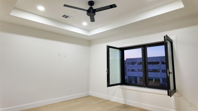 5115 Maple St, Houston, TX 77401