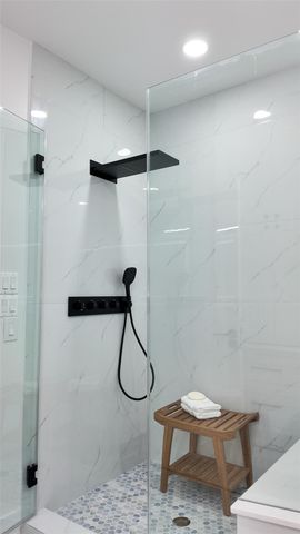 5115 Maple St, Houston, TX 77401