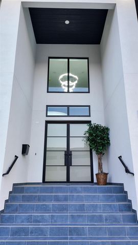 5115 Maple St, Houston, TX 77401