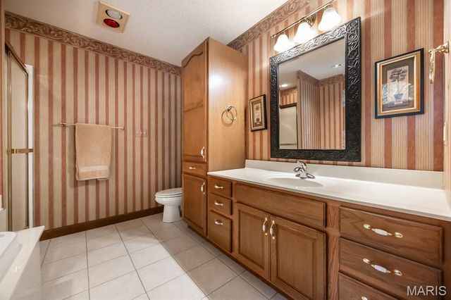 1660 Golf Course Drive, Belleville, IL 62220