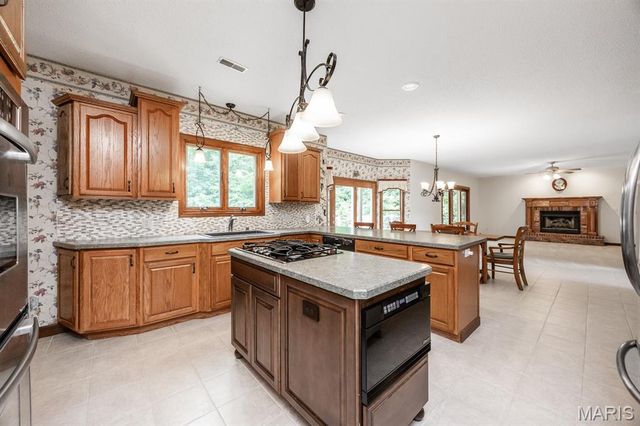 1660 Golf Course Drive, Belleville, IL 62220