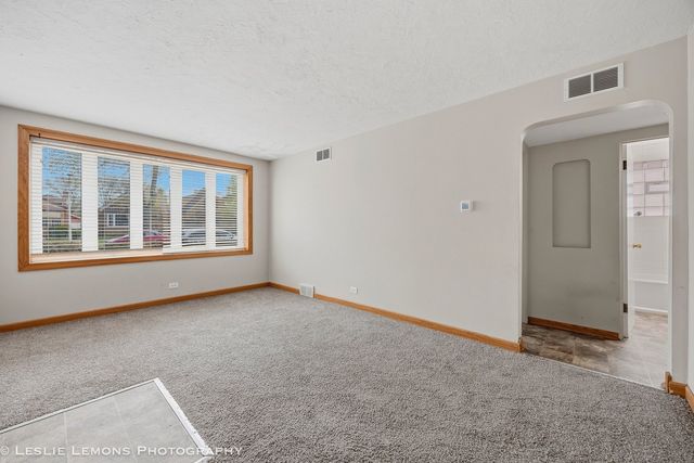 10142 S California Avenue, Evergreen Park, IL 60805