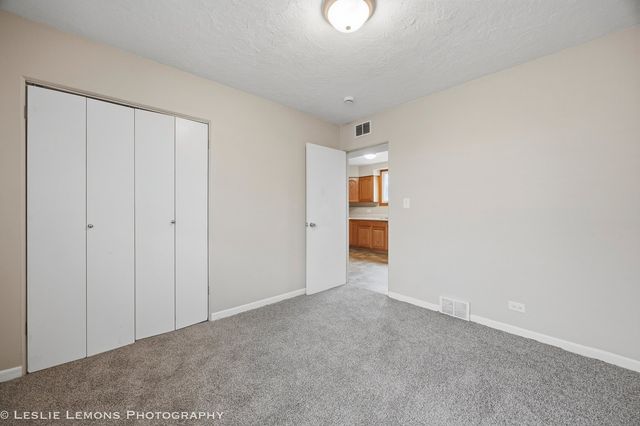 10142 S California Avenue, Evergreen Park, IL 60805