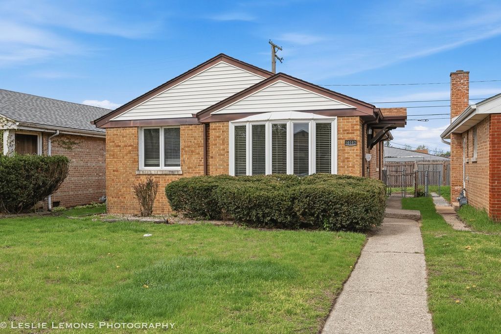 10142 S California Avenue, Evergreen Park, IL 60805