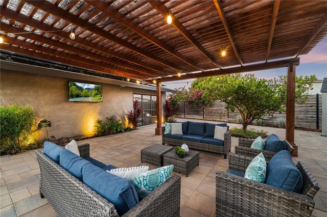 13981 Sandhurst Place, North Tustin, CA 92705