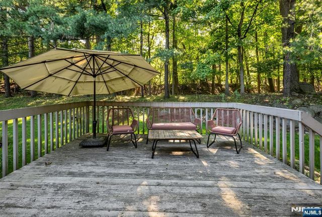 15 Bentley Drive, Franklin Lakes, NJ 07417