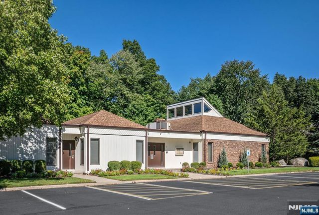 15 Bentley Drive, Franklin Lakes, NJ 07417