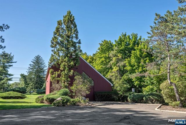 15 Bentley Drive, Franklin Lakes, NJ 07417