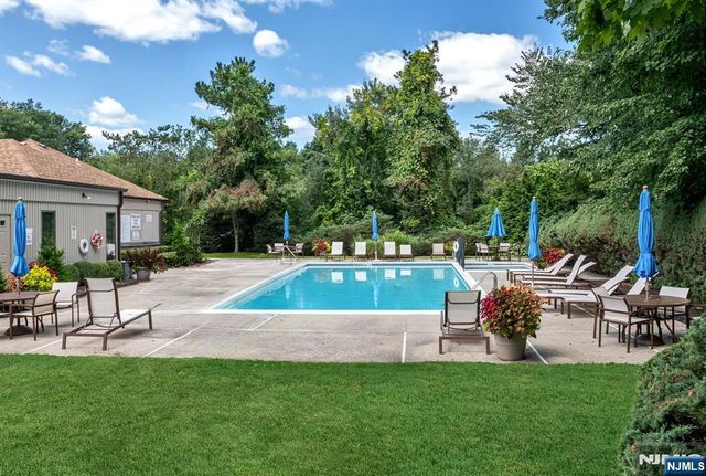 15 Bentley Drive, Franklin Lakes, NJ 07417
