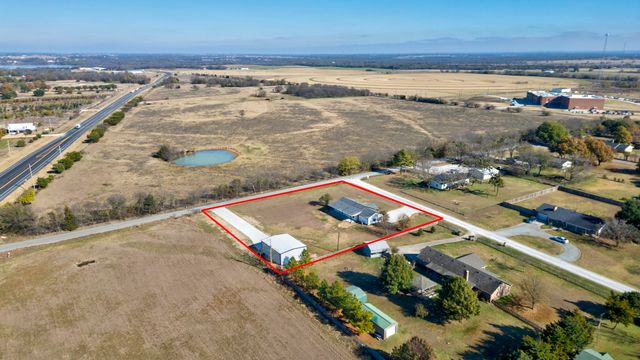 718 Arapaho Drive, Tioga, TX 76271