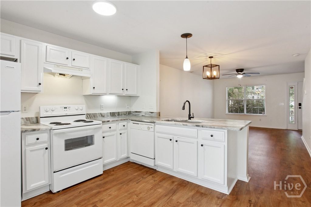Image 11 of property listing at 84 Fairgreen Street, Savannah, GA 31407
