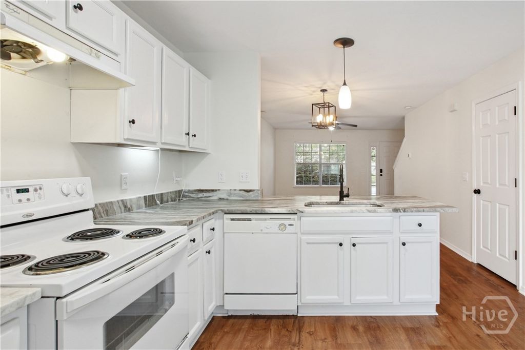 Image 12 of property listing at 84 Fairgreen Street, Savannah, GA 31407