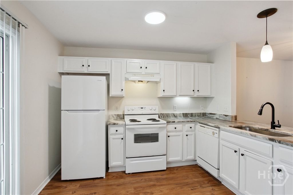 Image 13 of property listing at 84 Fairgreen Street, Savannah, GA 31407