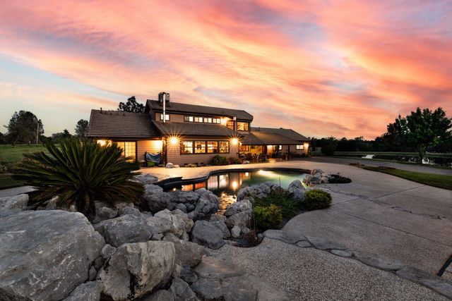 12832 Los Osos Street, Redding, CA 96003