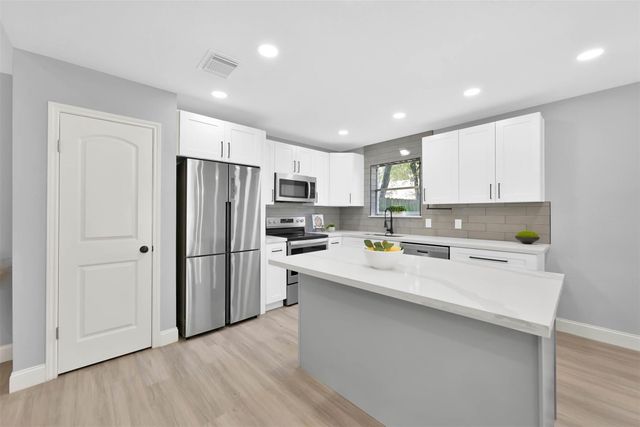 146 W Woodstock Circle Drive, Spring, TX 77381