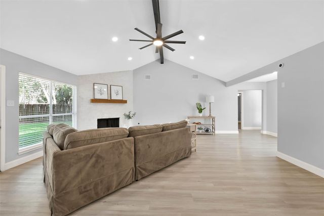 146 W Woodstock Circle Drive, Spring, TX 77381