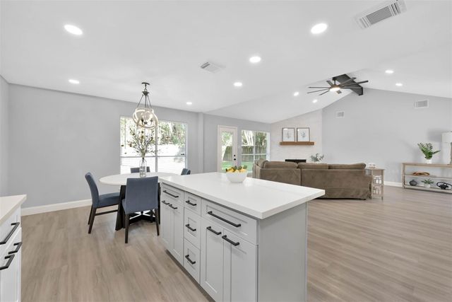 146 W Woodstock Circle Drive, Spring, TX 77381