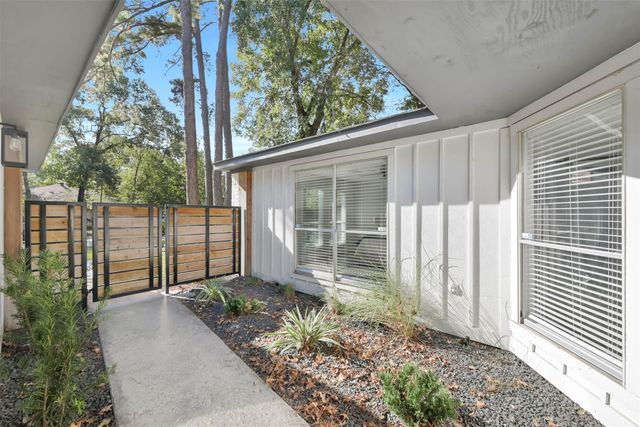 146 W Woodstock Circle Drive, Spring, TX 77381