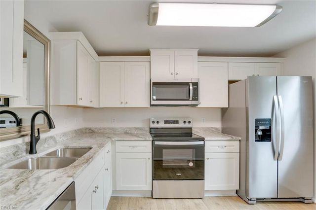 7 Cathy DR, Newport News, VA 23608