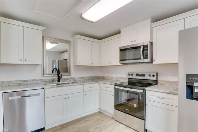 7 Cathy DR, Newport News, VA 23608