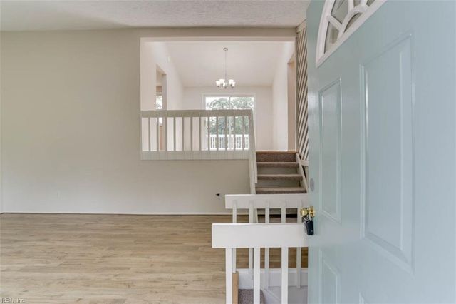 7 Cathy DR, Newport News, VA 23608
