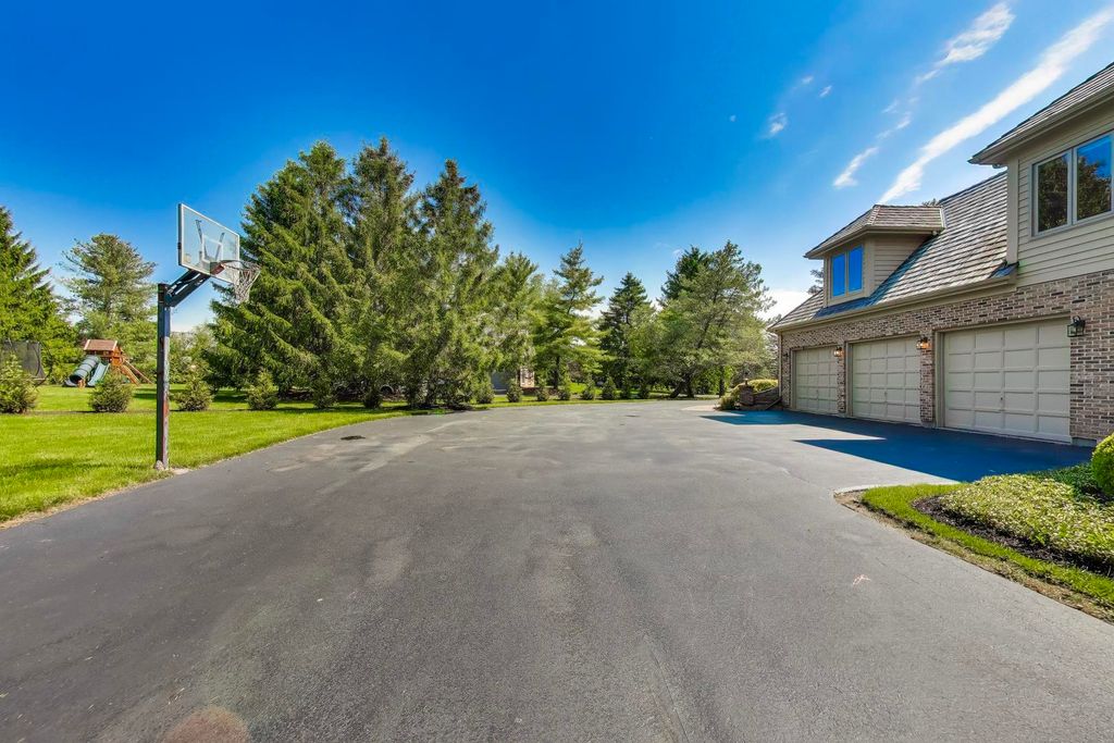 Image 5 of property listing at 5847 Goldeneye Drive, Long Grove, IL 60047