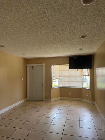 507 S 10th Street B, Fort Pierce, FL 34950