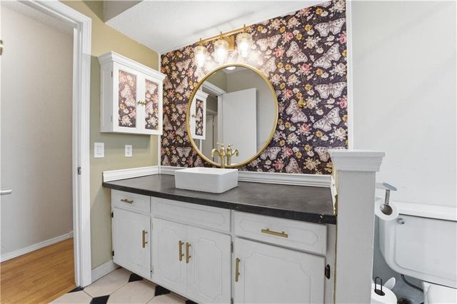 2904 NW Bedford Court, Blue Springs, MO 64015