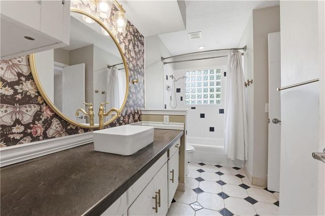 2904 NW Bedford Court, Blue Springs, MO 64015