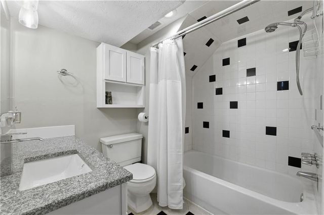2904 NW Bedford Court, Blue Springs, MO 64015