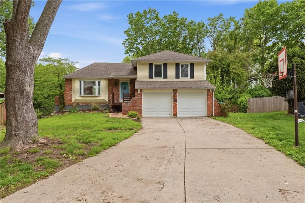 2904 NW Bedford Court, Blue Springs, MO 64015