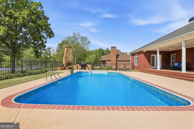 110 Lake Park Court, Sharpsburg, GA 30277