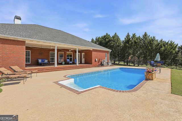 110 Lake Park Court, Sharpsburg, GA 30277